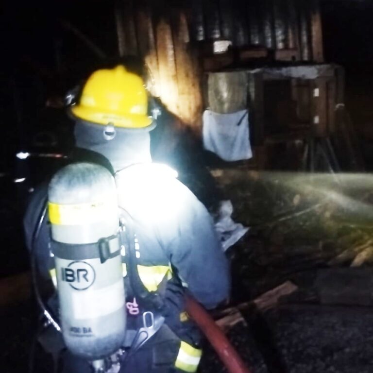 Incêndio atinge rancho de madeira, na Rua dos Atiradores