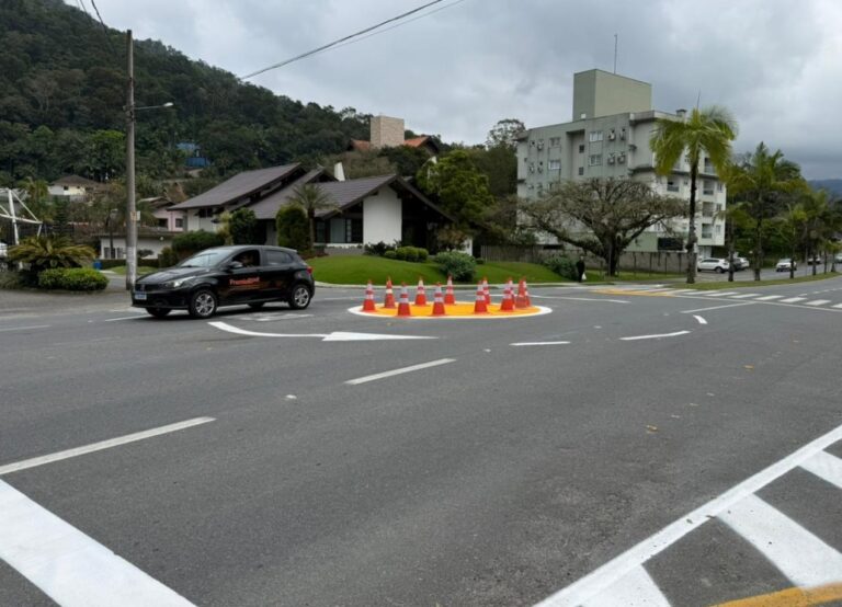 Mini rotatória altera fluxo de trânsito na Avenida 21 de Janeiro