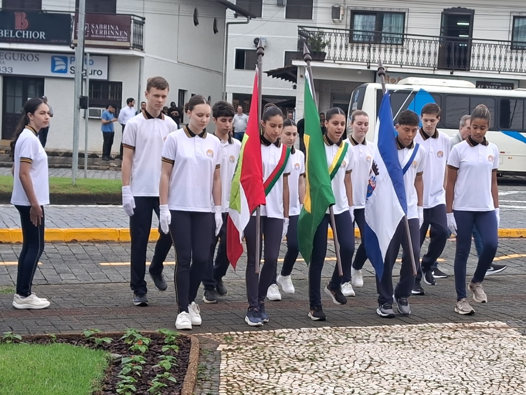 Ato cívico marca abertura da Semana da Pátria em Pomerode