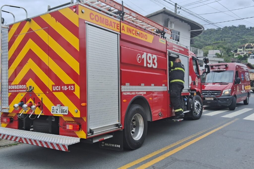 Princípio de incêndio atinge loja de manutenção de celulares