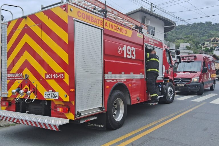 Princípio de incêndio atinge loja de manutenção de celulares