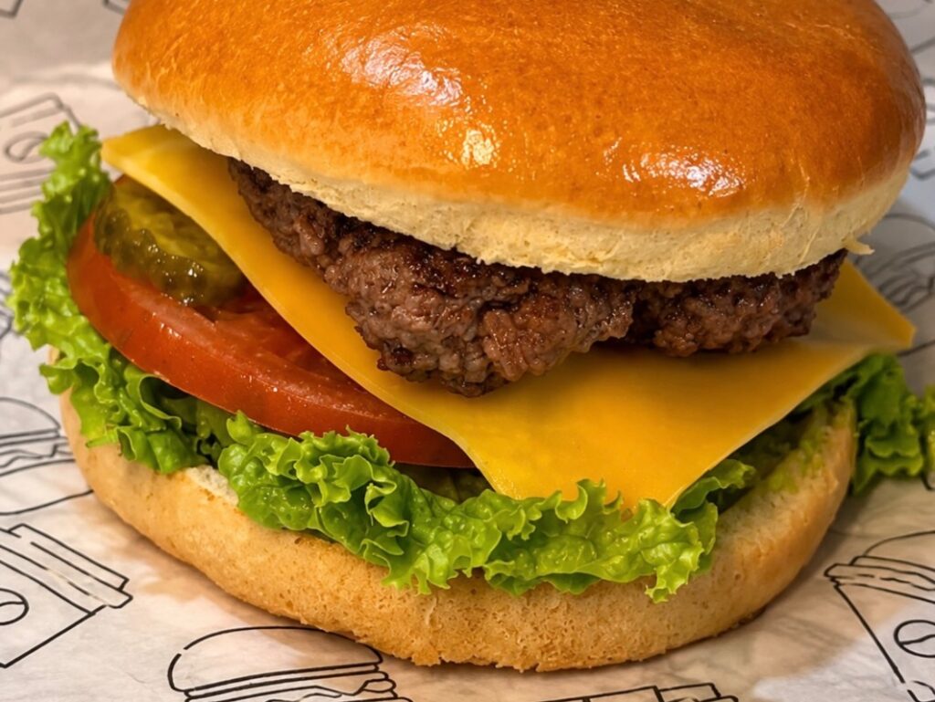 Começa hoje: Harmel Burger & Pizza distribui 510 X-Saladas