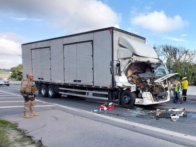 Colisão entre caminhões deixa uma pessoa ferida em Blumenau
