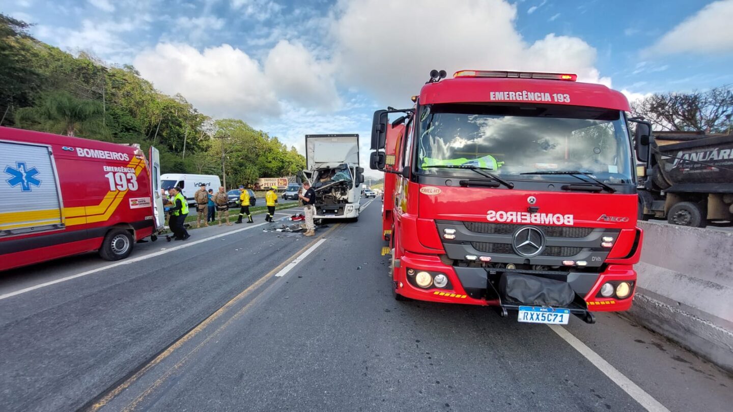 Colisão entre caminhões deixa uma pessoa ferida em Blumenau