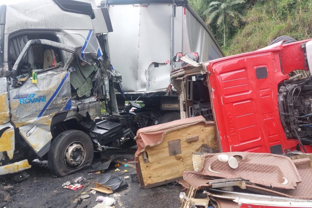 Acidente envolvendo carretas e carros deixa quatro feridos na SC-108