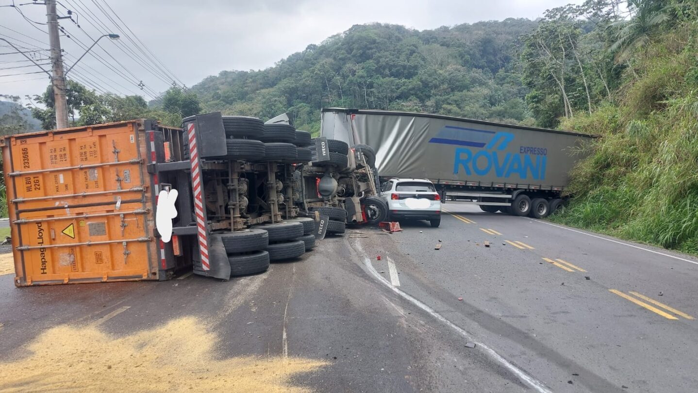 Acidente envolvendo carretas e carros deixa quatro feridos na SC-108