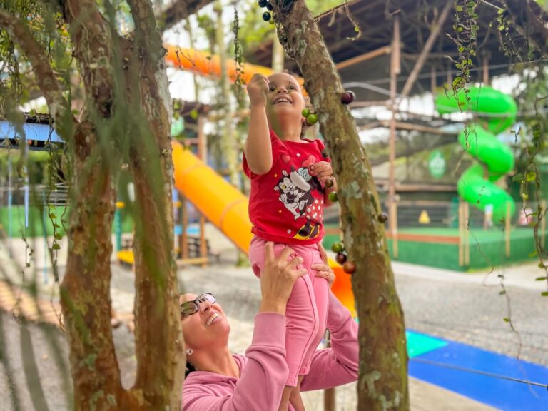 Vila Encantada em Pomerode promove contato entre crianças e natureza