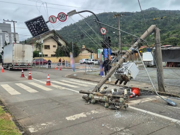Caminhão derruba poste e provoca transtornos no trânsito