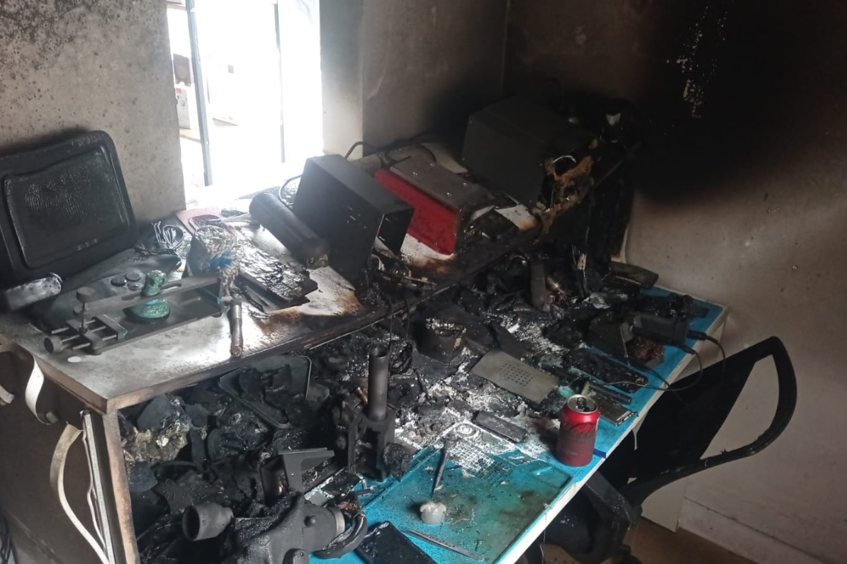Princípio de incêndio atinge loja de manutenção de celulares