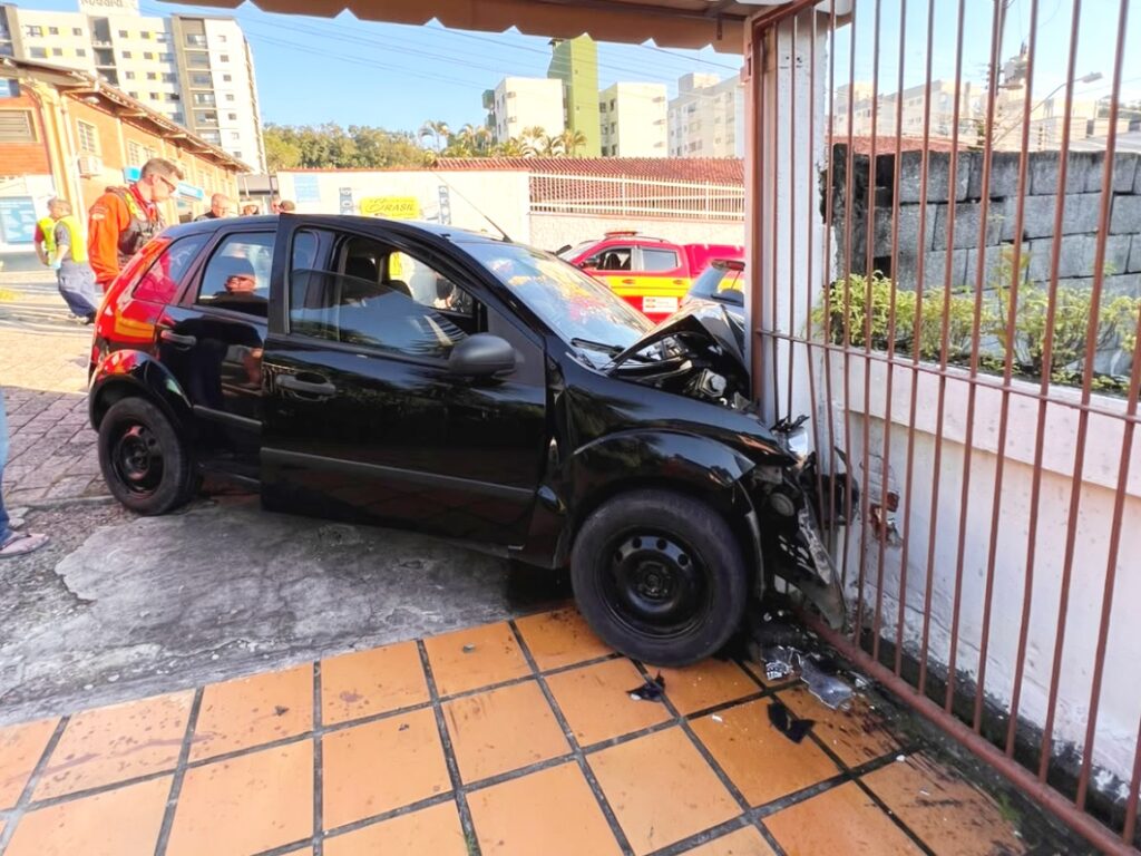 Motorista morre após carro colidir contra muro em Blumenau