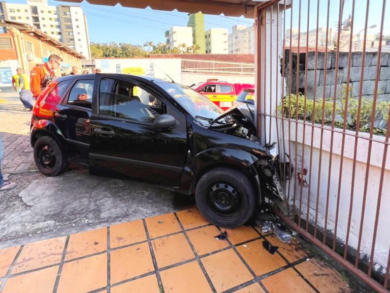 Motorista morre após carro colidir contra muro em Blumenau
