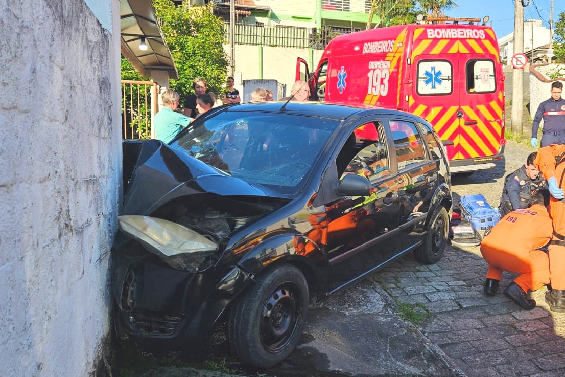Motorista morre após carro colidir contra muro em Blumenau