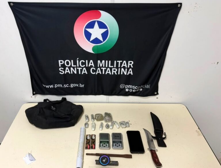 Quatro pessoas são presas por ameaça e tráfico de drogas em Blumenau