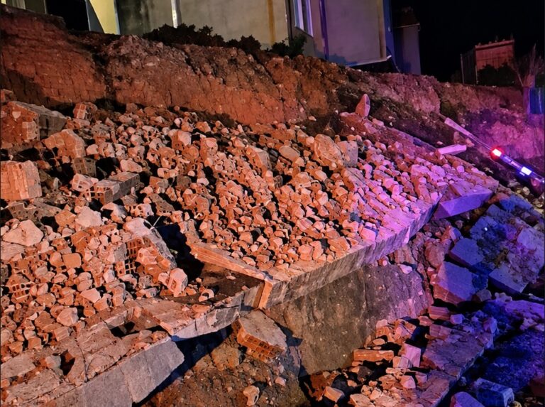 Deslizamento provoca queda de muro próximo a residência, no Wunderwald