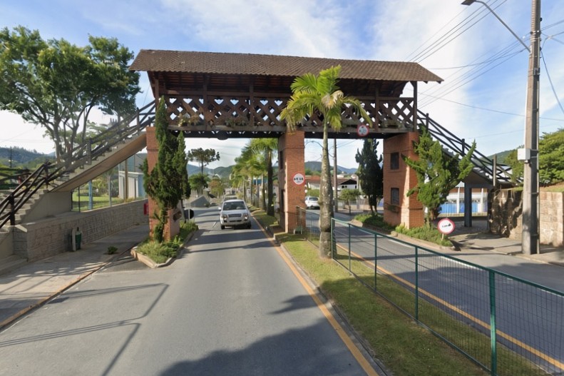 Passarela em frente ao Colégio Sinodal Dr. Blumenau deverá ser substituída em 2027