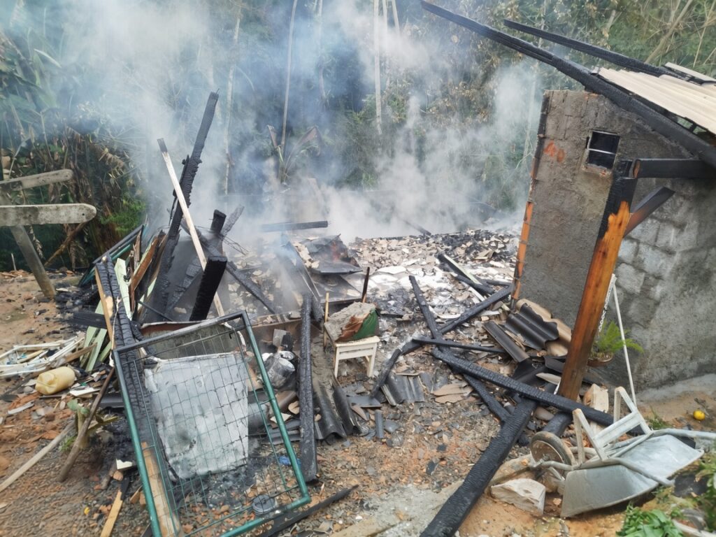 Incêndio destrói residência de madeira em Timbó