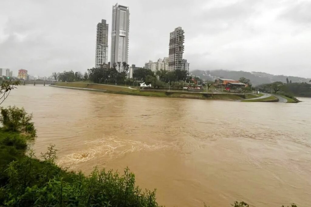 Chuva mantém rios elevados no Médio Vale, mas cenário melhora neste sábado