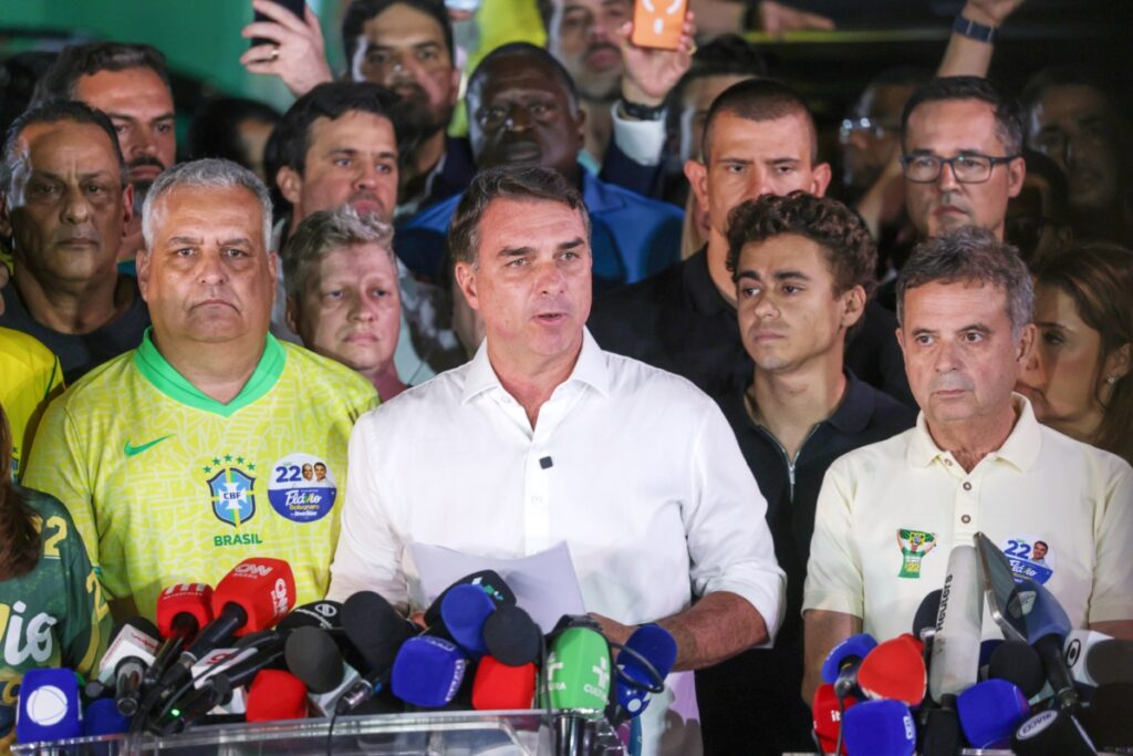 Flávio Bolsonaro não reconhece vitória de Lula e anuncia que tentará anular eleição