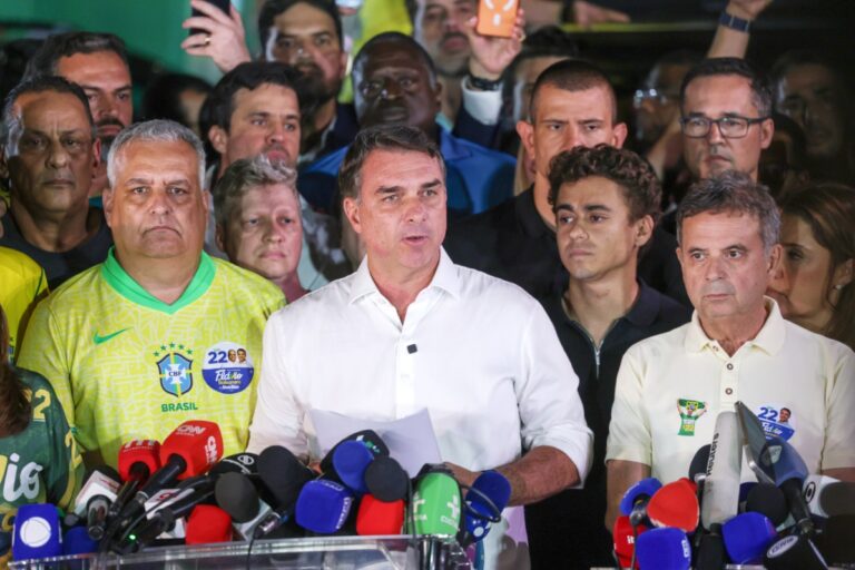 Flávio Bolsonaro não reconhece vitória de Lula e anuncia que tentará anular eleição