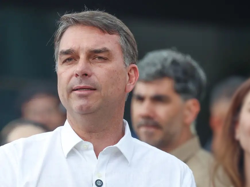 Flávio Bolsonaro viaja aos EUA após descumprir prazo determinado pelo STF, apontam informações