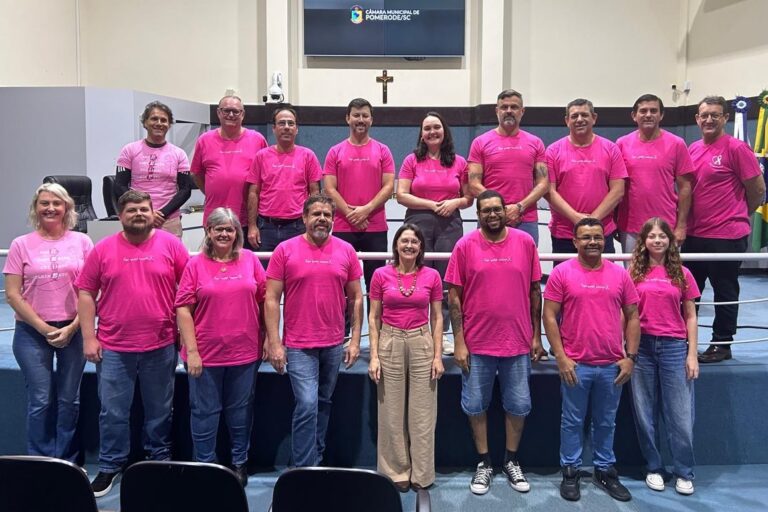 Câmara de Pomerode realiza homenagem ao Outubro Rosa durante sessão
