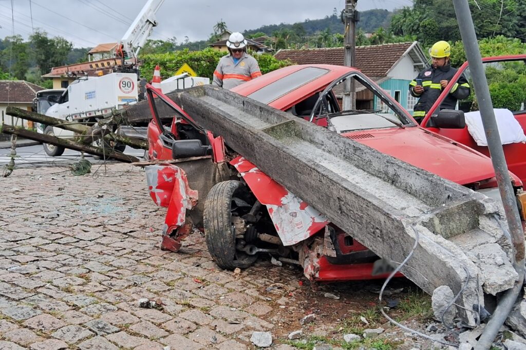 Colisão de carro contra poste deixa duas pessoas feridas, em Testo Alto
