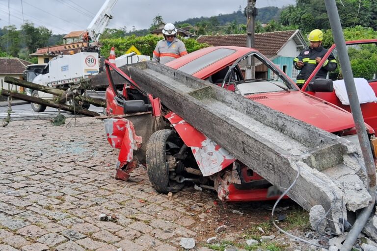 Colisão de carro contra poste deixa duas pessoas feridas, em Testo Alto
