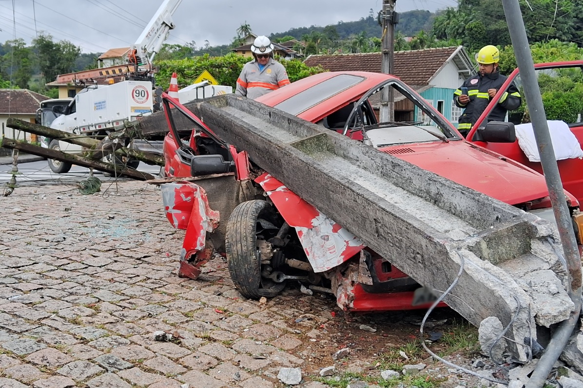 Colisão de carro contra poste deixa duas pessoas feridas, em Testo Alto