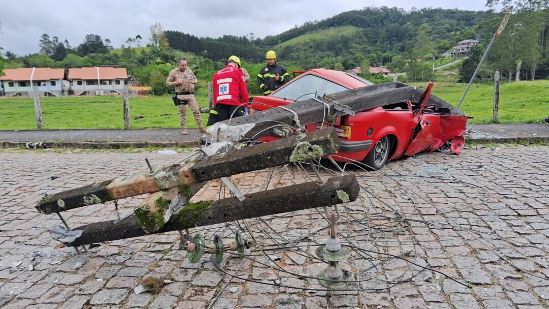Colisão de carro contra poste deixa duas pessoas feridas, em Testo Alto