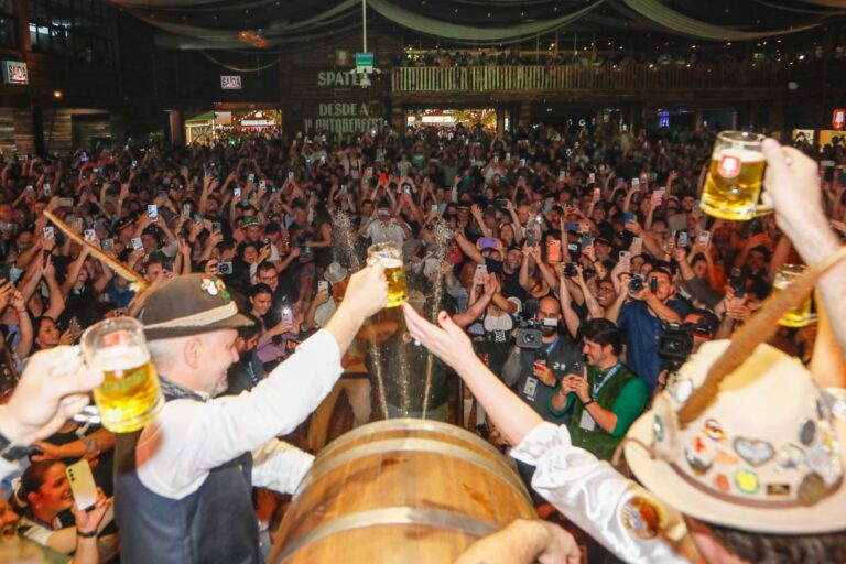 41ª Oktoberfest começa em Blumenau com público de mais de 26 mil pessoas