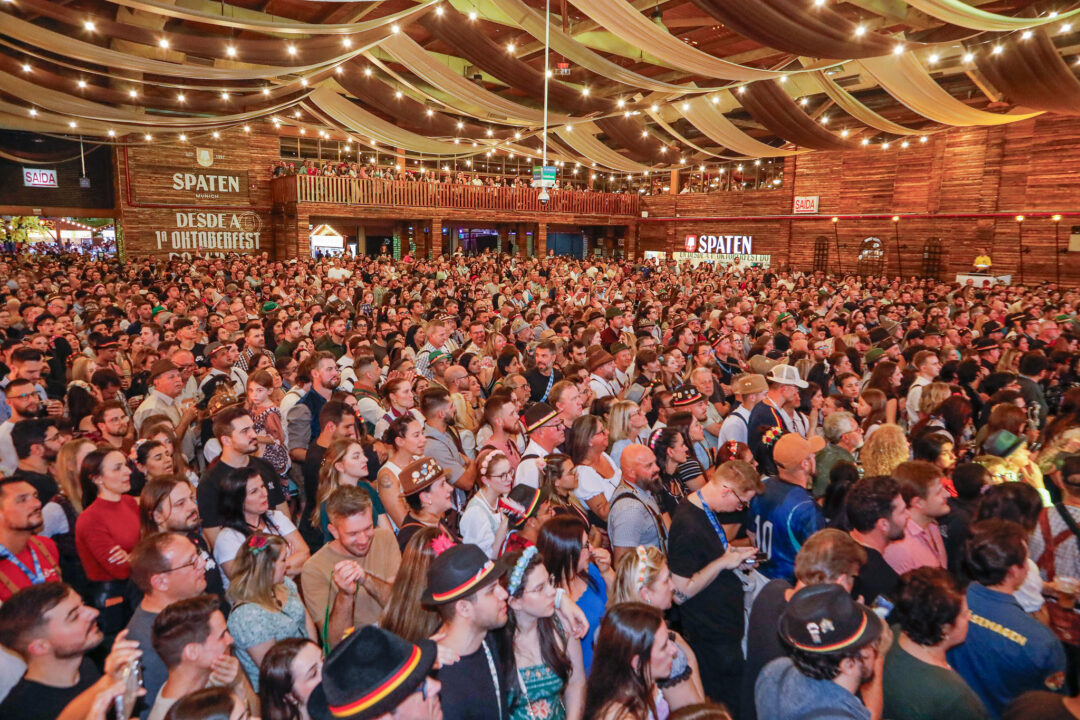 41ª Oktoberfest começa em Blumenau com público de mais de 26 mil pessoas