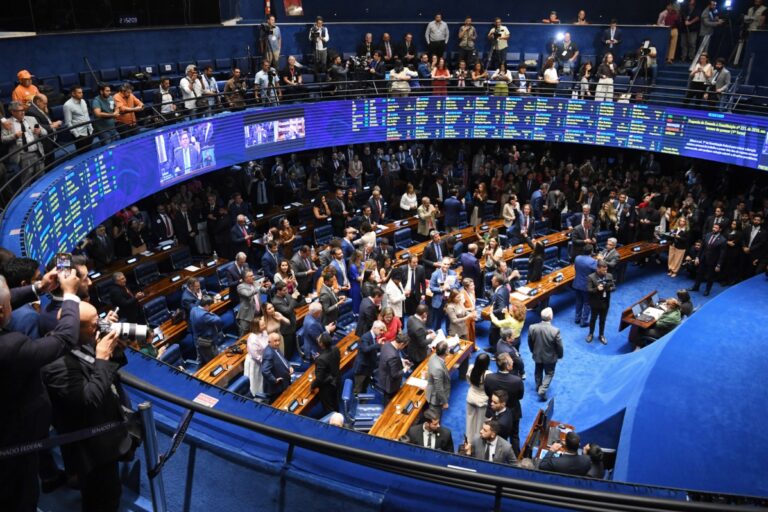 Senado aprova proposta que prevê fim da escala 6x1