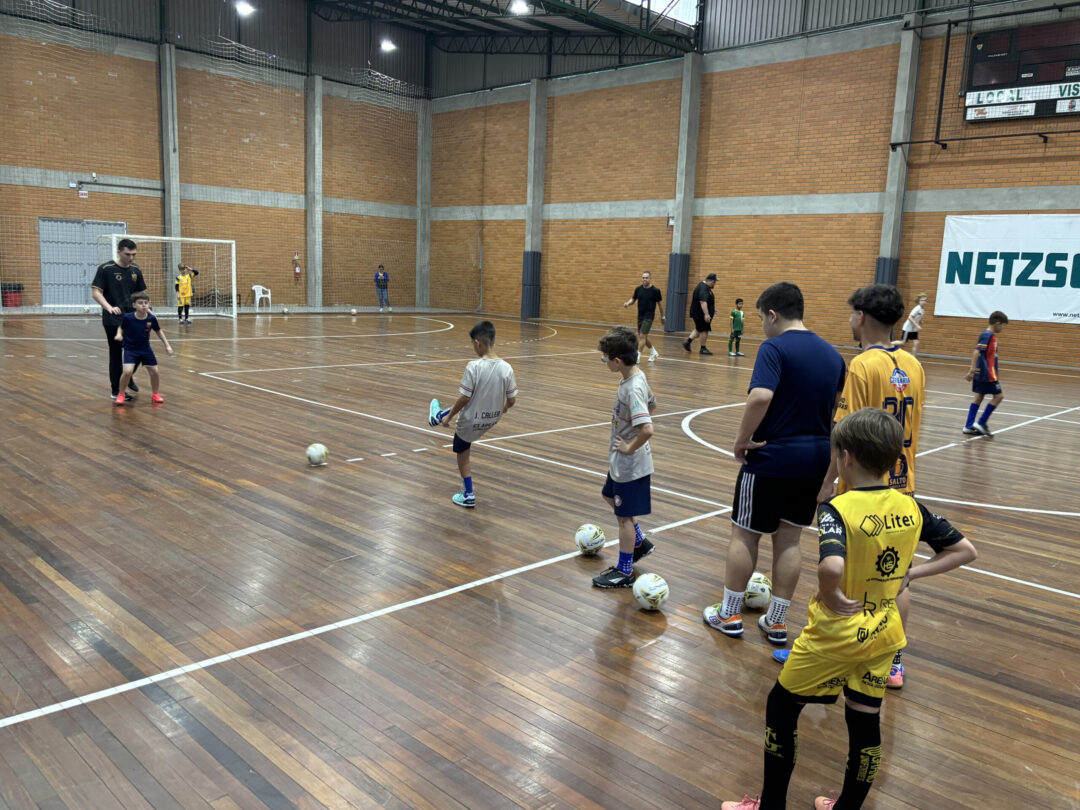 Pivô Ferrão ministra Clínica de Futsal para crianças e adolescentes em Pomerode