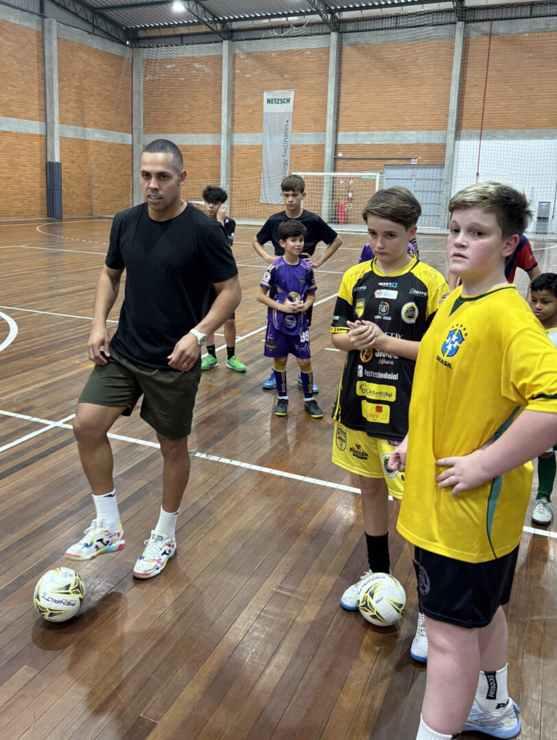 Pivô Ferrão ministra Clínica de Futsal para crianças e adolescentes em Pomerode