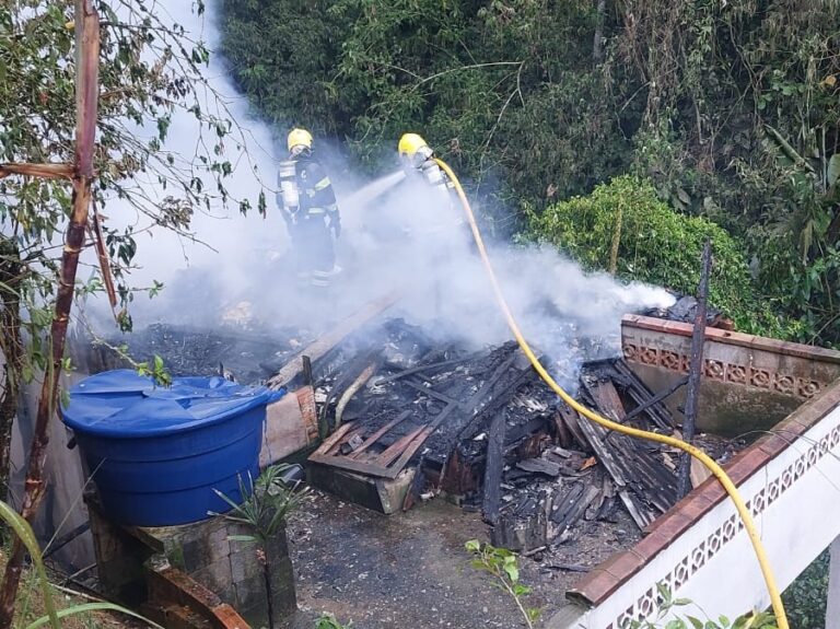 Incêndio atinge residência mista, em Blumenau