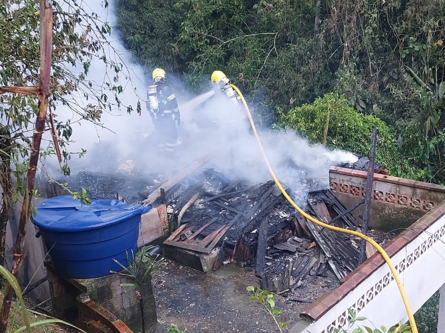 Incêndio atinge residência mista, em Blumenau