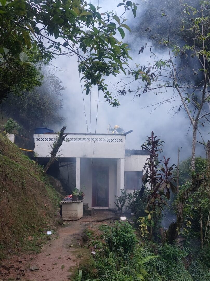 Incêndio atinge residência mista, em Blumenau