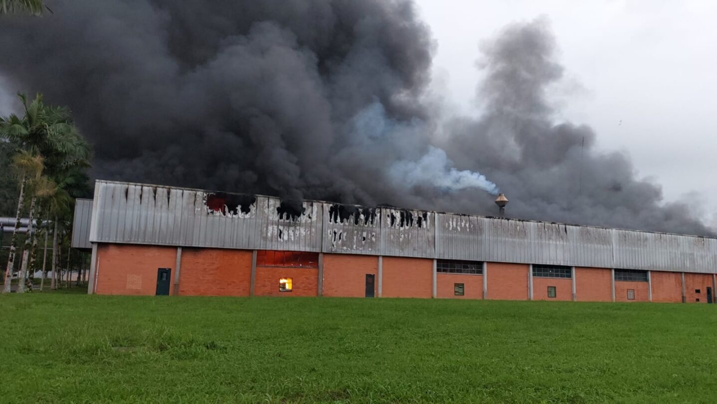 Incêndio atinge galpão da Cremer Adesivos em Blumenau