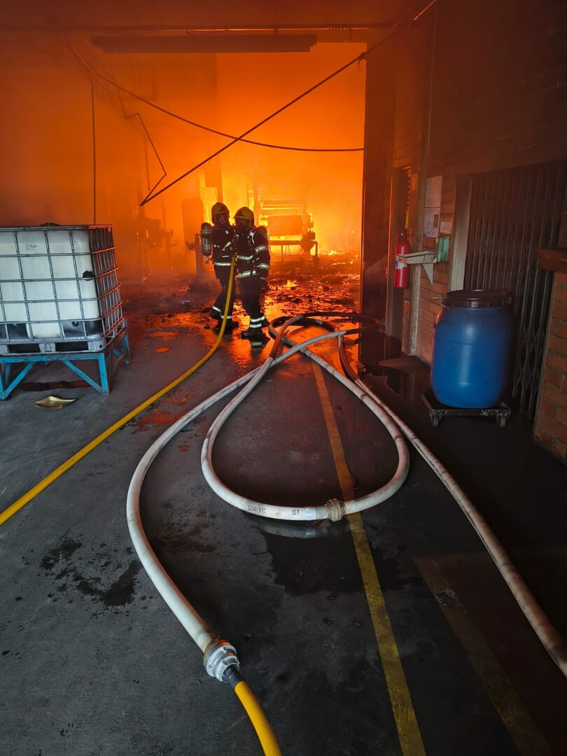 Incêndio atinge galpão da Cremer Adesivos em Blumenau