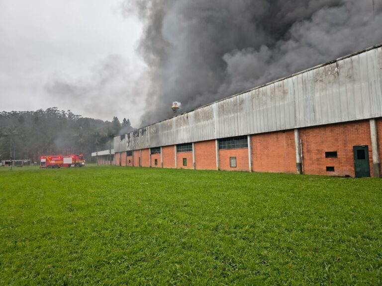 Incêndio atinge galpão da Cremer Adesivos em Blumenau