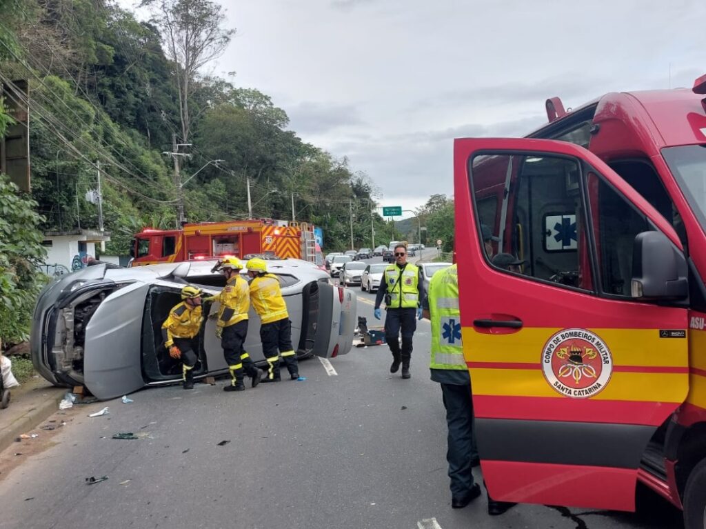Colisão entre dois veículos deixa quatro pessoas feridas em Blumenau