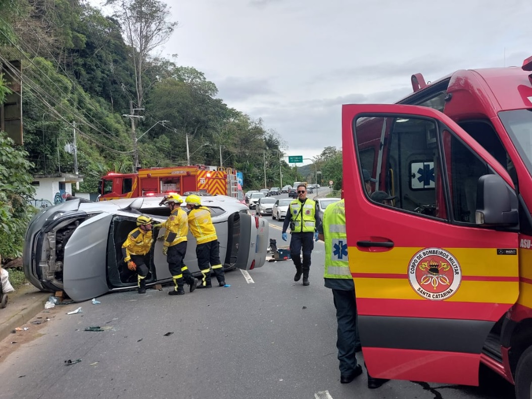Colisão entre dois veículos deixa quatro pessoas feridas em Blumenau