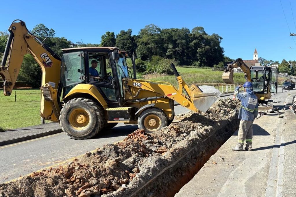 Obras de esgoto alteram o trânsito em ruas de Pomerode
