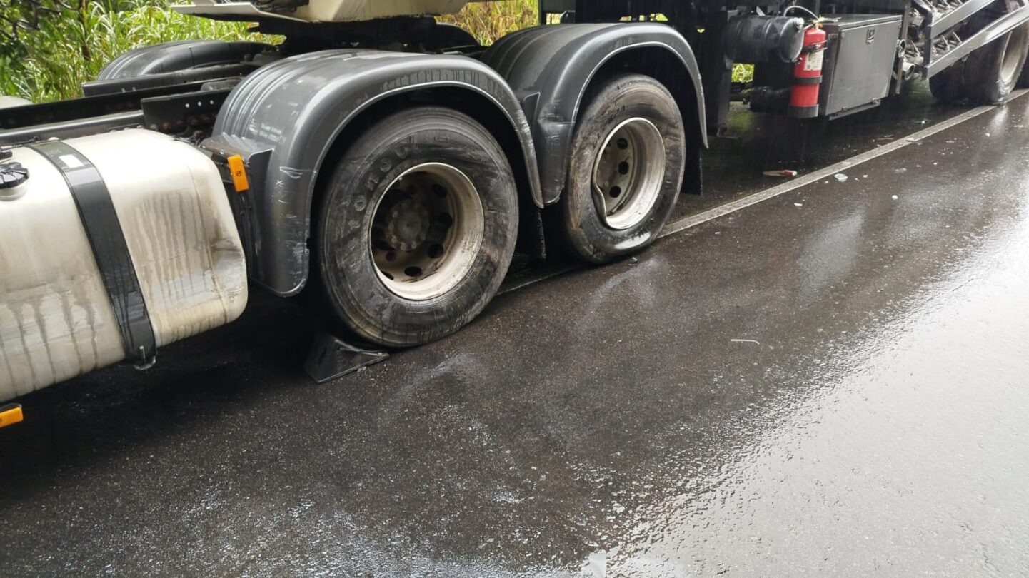 Acidente entre carro e carreta-tanque é registrado na SC-110, em Pomerode Fundos