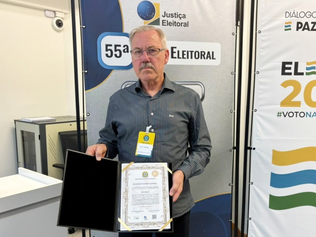 Rolf Radke recebe Mérito Eleitoral por mais de 50 anos de dedicação à Justiça Eleitoral