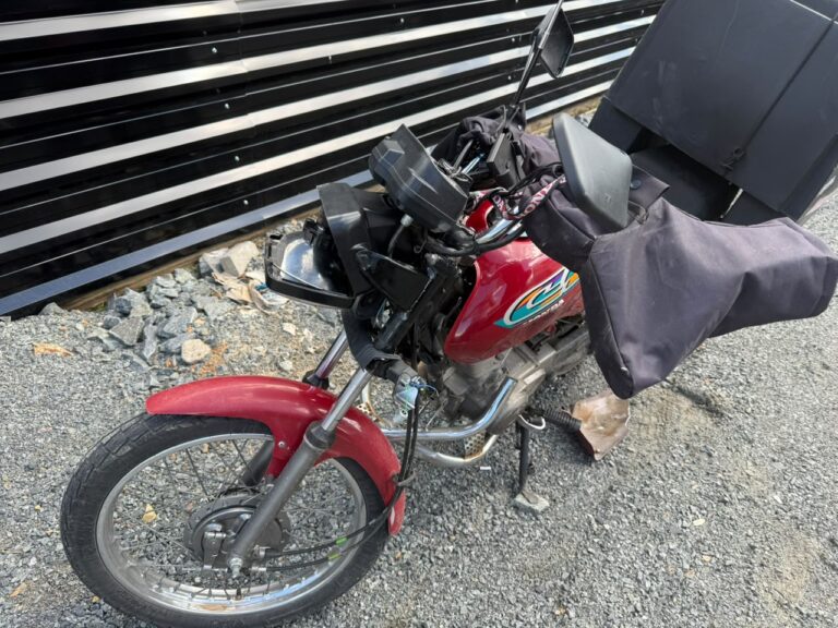 Motociclista fica ferido em acidente com caminhão, na Av. 21 de Janeiro