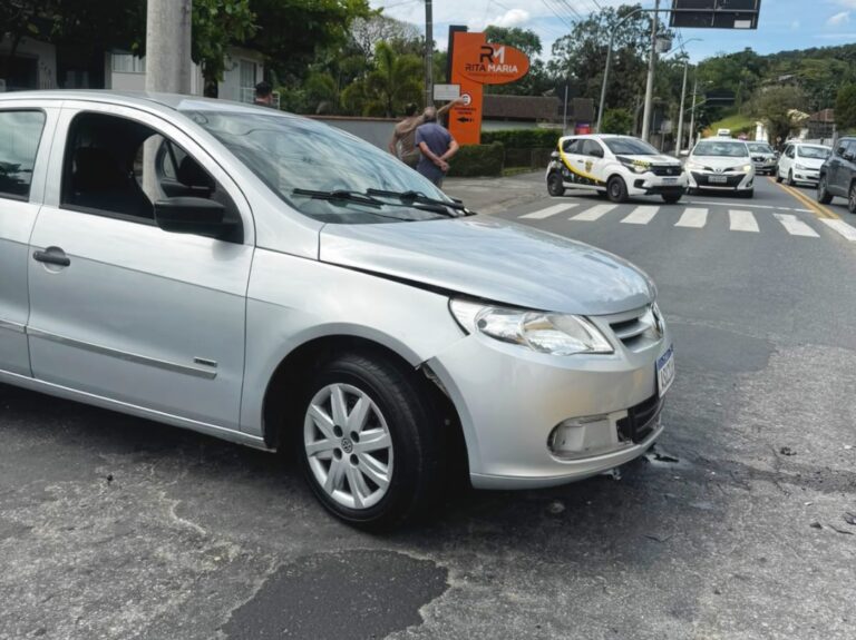 Acidente com carro bloqueia faixa da Rua Hermann Weege, em Pomerode