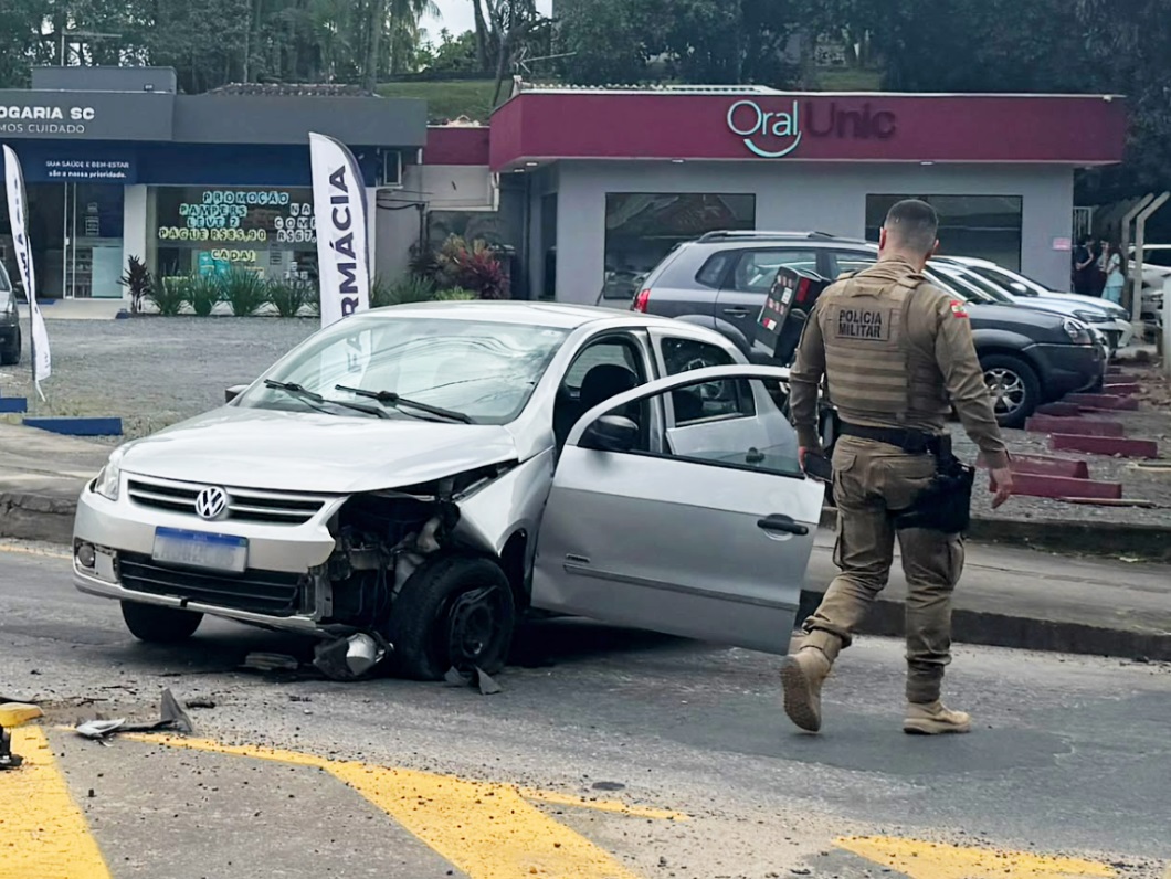 Acidente com carro bloqueia faixa da Rua Hermann Weege, em Pomerode