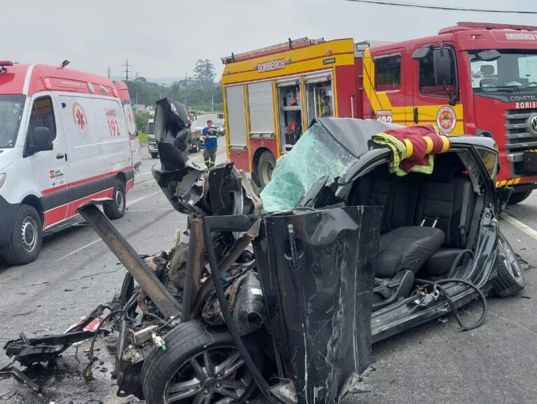 Colisão frontal entre carro e caminhão deixa motorista inconsciente em Blumenau
