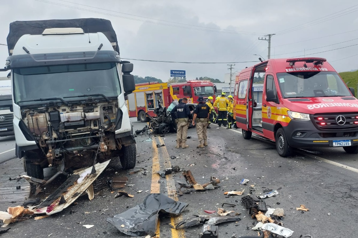 Colisão frontal entre carro e caminhão deixa motorista inconsciente em Blumenau